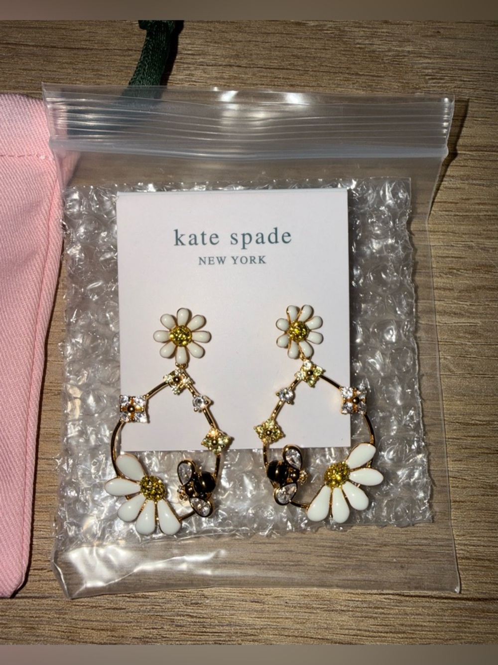 NWT KATE SPADE New York Daisies Gold & White Daisy & Bee Drop Earrings. - Picture 5 of 8